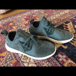 Nike Women’s Lunarcharge Teal Jade Sneaker 8.5